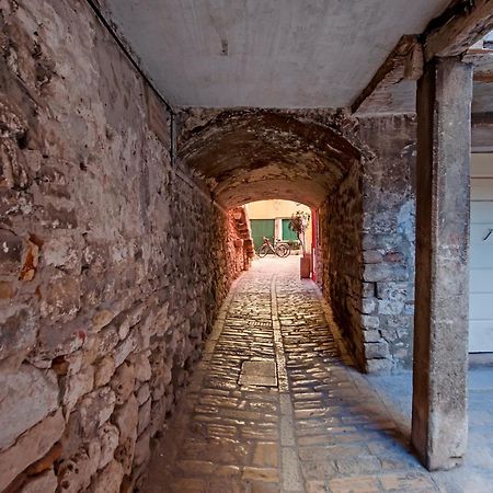 Guest House Sotto I Volti Centro Storico روفينج المظهر الخارجي الصورة