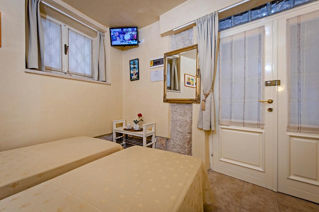 Guest House Sotto I Volti Centro Storico روفينج المظهر الخارجي الصورة