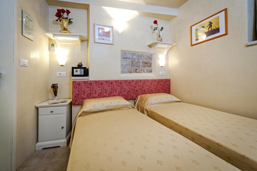 Guest House Sotto I Volti Centro Storico روفينج المظهر الخارجي الصورة