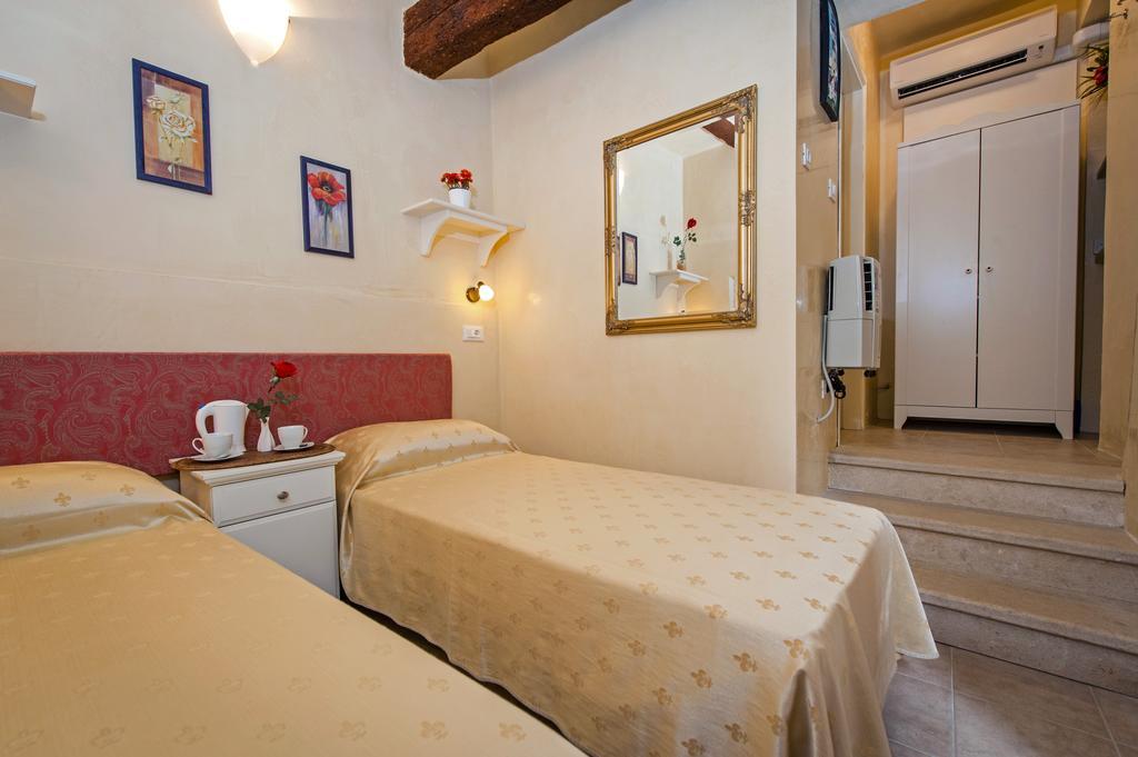Guest House Sotto I Volti Centro Storico روفينج المظهر الخارجي الصورة