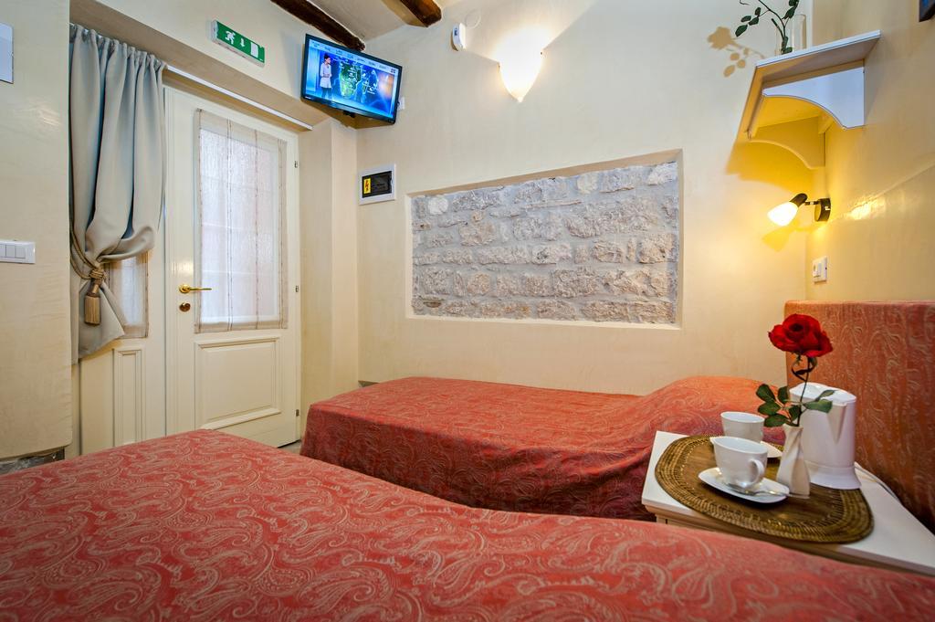 Guest House Sotto I Volti Centro Storico روفينج المظهر الخارجي الصورة