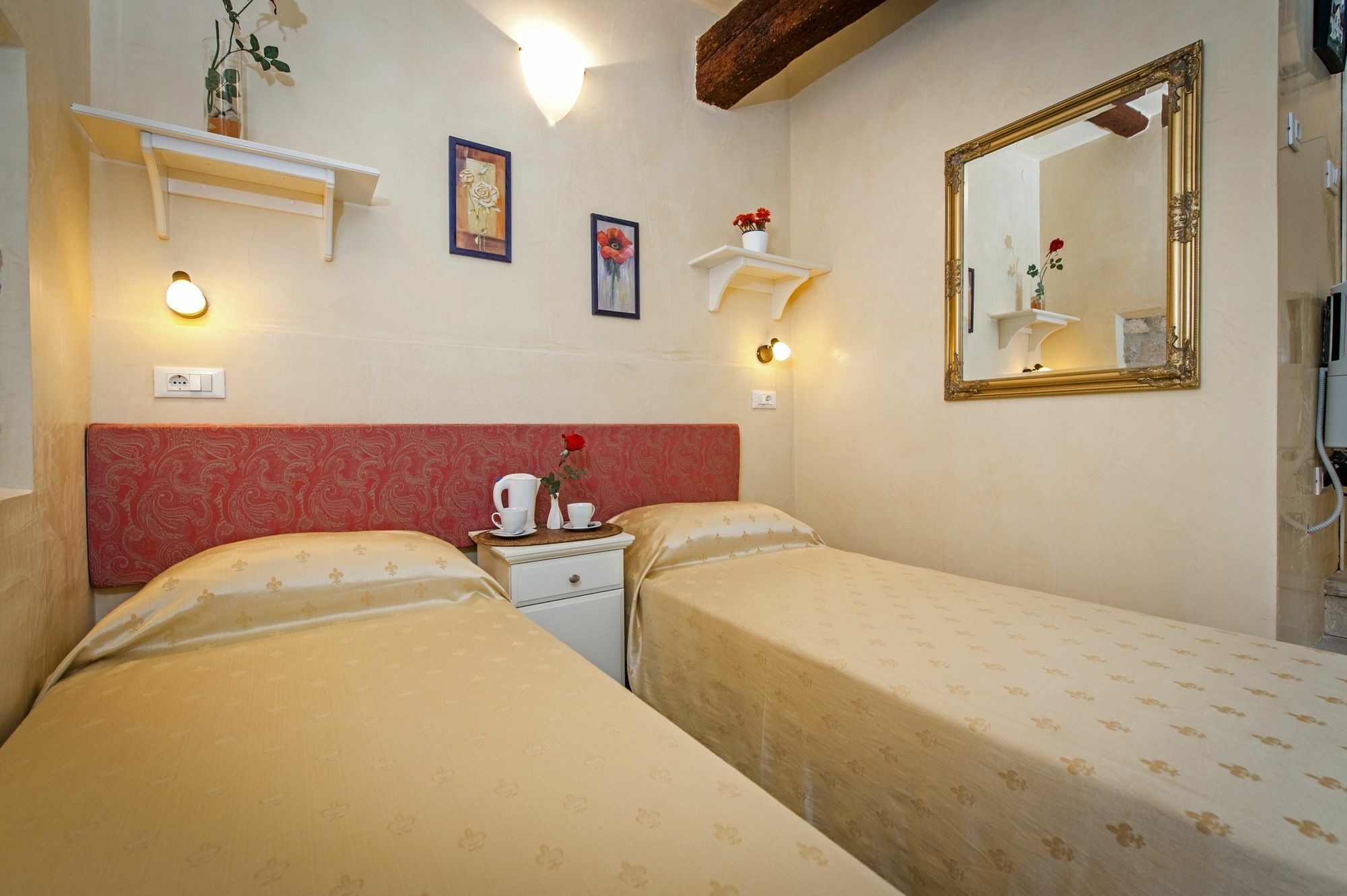 Guest House Sotto I Volti Centro Storico روفينج المظهر الخارجي الصورة
